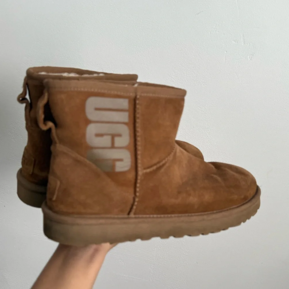 UGG Classic Mini II Graphic Logo Boots Chestnut Shearling Suede Size 7